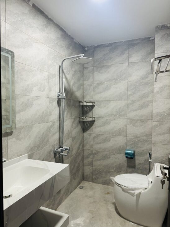 BÁN NHÀ VIP TRẦN QUỐC HOÀN, CẦU GIẤY 40M, 5T, THANG MÁY, MT 4M, OTO TRÁNH, 17 TỶ. 0937651883.