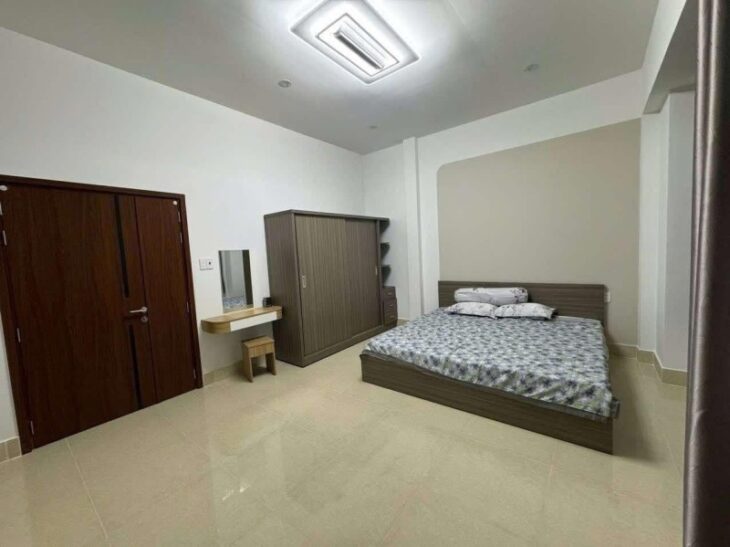 Bán nhà mặt phố Linh Tây, Thủ Đức, 100m2 , 3 tầng, 5PN, 4 WC, giá chỉ 8,15 tỷ.