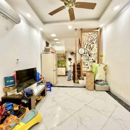 Bán nhà P.Quỳnh Mai 33m2 5T Lô góc, ngõ thông, ba gác qua nhà