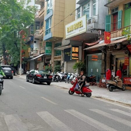 Bán gấp nhà phố Lê Lợi, Hà Đông, 4 tầng, MT 8m, chỉ 10,5 tỷ