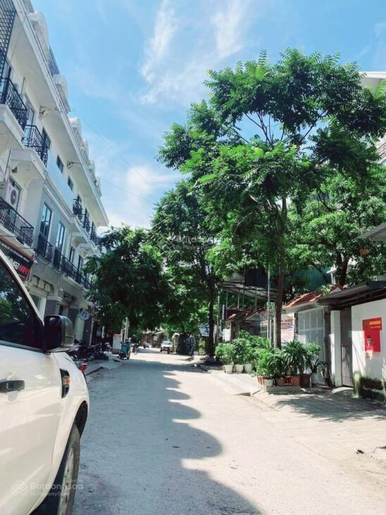 Bán gấp mảnh đất 10x10m, diện tích 102m2 thổ cư vuông như bánh chưng, ngõ ô tô tránh trung tâm quận