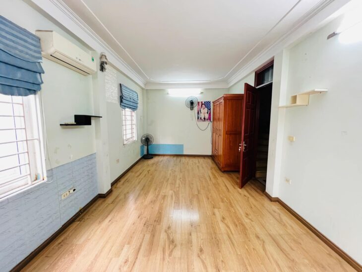 LÔ GÓC HIẾM- Phố Kim Giang, Ô tô nhỏ đỗ cửa: 37m2/5Tầng/MT 5.7m 7.76 Tỷ,ngõ thông