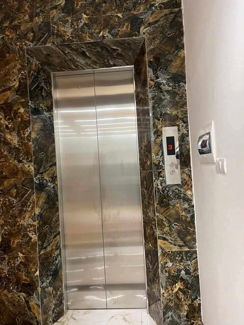 HUỲNH THÚC KHÁNG – ĐỐNG ĐA, 3 Ô TÔ TRÁNH, THANG MÁY, VỈA HÈ, KD, NHÀ ĐEP: 40M, 7T,:GIÁ 18 TỶ