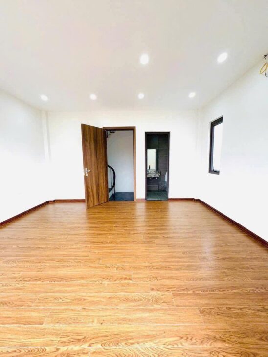 BÁN NHÀ BÁT KHỐI -LONG BIÊN – NHÀ MỚI – LÔ GÓC – NGÕ THÔNG – Ô TÔ 7 CHỖ VÀO NHÀ – GẦN HỒ