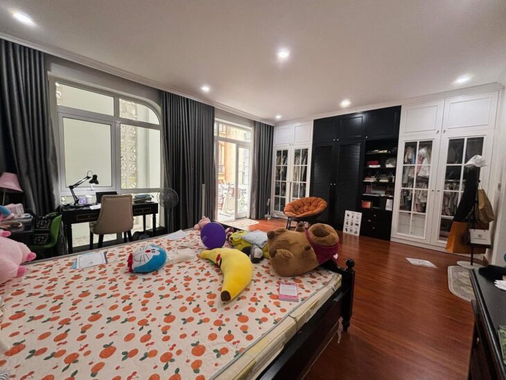 KHU CÁN BỘ HOÀNG QUỐC VIỆT – MẶT TIỀN KHỦNG – VỪA Ở VỪA KINH DOANH – 2 THOÁNG – Ô TÔ VÀO NHÀ –