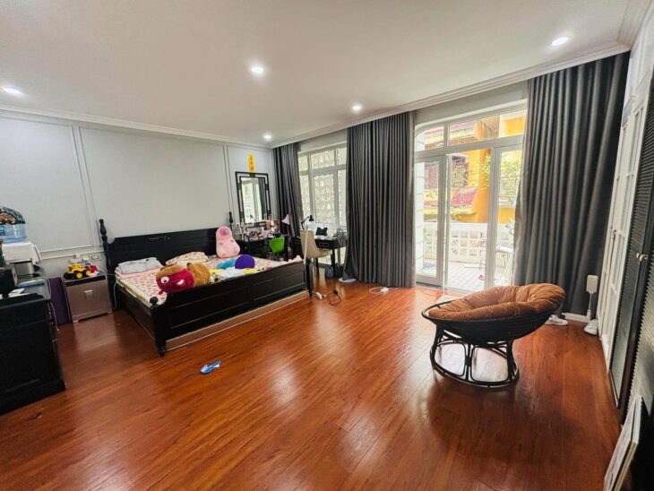 KHU CÁN BỘ HOÀNG QUỐC VIỆT – MẶT TIỀN KHỦNG – VỪA Ở VỪA KINH DOANH – 2 THOÁNG – Ô TÔ VÀO NHÀ –