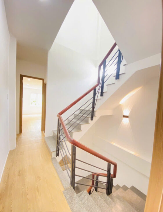 ♥ Nhà kiệt thẳng 50m ra MT Nguyễn Hoàng, 52m2, 3 tầng, sân rộng, KD, 3.5x tỷ