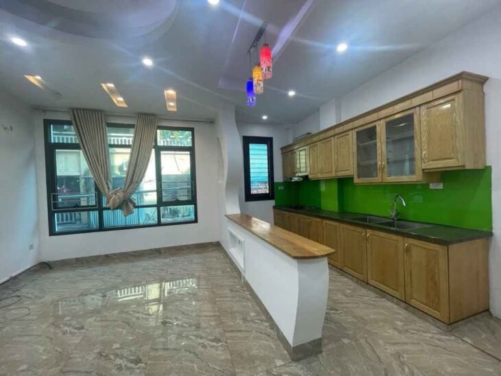 BÁN GẤP NHÀ MẶT NGÕ KD. TRUNG TÂM QUẬN CẦU GIẤY-Ô TÔ NGỦ TRONG NHÀ.VỈA HÈ ĐÁ BÓNG.