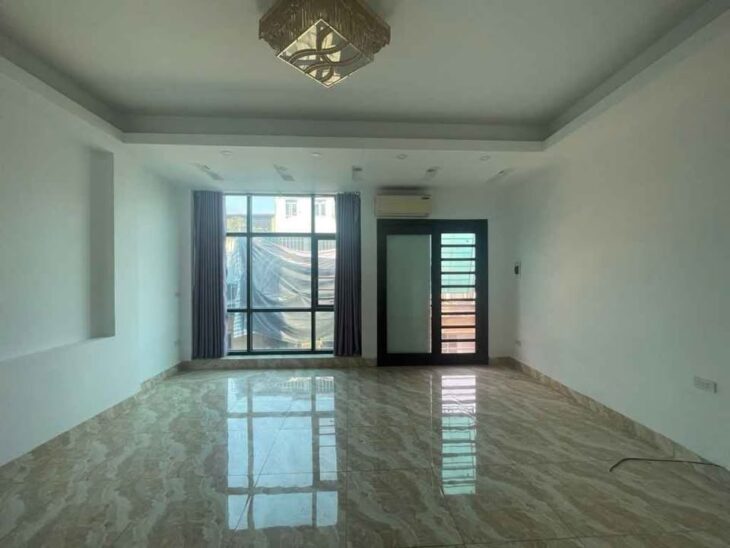 BÁN GẤP NHÀ MẶT NGÕ KD. TRUNG TÂM QUẬN CẦU GIẤY-Ô TÔ NGỦ TRONG NHÀ.VỈA HÈ ĐÁ BÓNG.