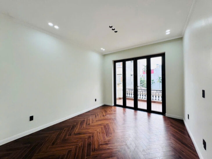 Nhà đầu ngõ sát mặt đường Thiên Lôi, 56m 3 tầng, độc lập, ô.tô đỗ cửa, Giá 4.4 tỉ