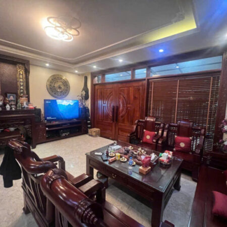 BÁN BIỆT THỰ TẠI NGUYỄN VĂN CỪ 90M2* 3 TẦNG* 14 TỶ, FULL NỘI THẤT, Ô TÔ VÀO NHÀ