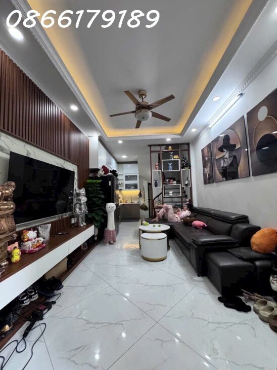 Bán nhà nhỉnh 8 tỷ ngõ ô tô,5 tầng ,3 phòng ngủ khép kín , để lại full nội thất