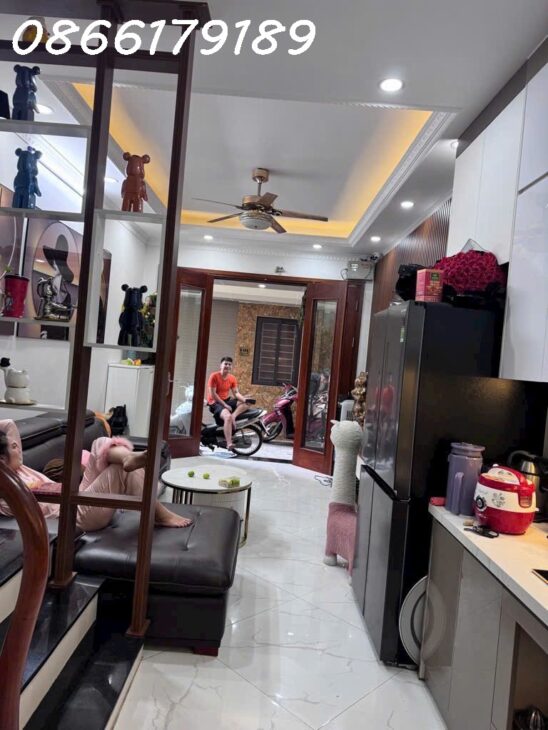 Bán nhà nhỉnh 8 tỷ ngõ ô tô,5 tầng ,3 phòng ngủ khép kín , để lại full nội thất