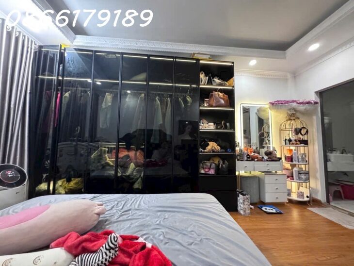 Bán nhà nhỉnh 8 tỷ ngõ ô tô,5 tầng ,3 phòng ngủ khép kín , để lại full nội thất