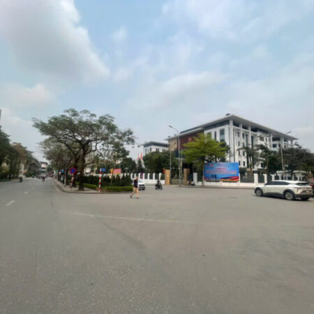 Bán nhà cũ mặt phố Hoàng Cầu, Diện tích 100m mặt tiền 6,5m – Vỉa hè rộng kinh doanh sầm uất