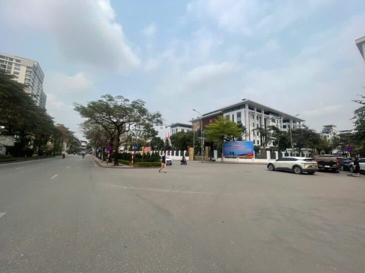 Bán nhà cũ mặt phố Hoàng Cầu, Diện tích 100m mặt tiền 6,5m – Vỉa hè rộng kinh doanh sầm uất