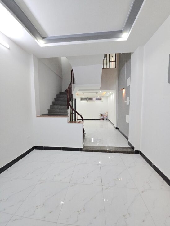 NHÀ ĐẸP NGÃ TƯ SỞ – 5 TẦNG MỚI Ở NGAY Ô TÔ GẦN HƠN 6 TỶ