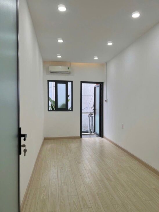 NGAY CÔNG VIÊN PHÚ NHUẬN, XE HƠI ĐỖ CỬA, 30M2 2 LẦU 2PN, MỚI Ở NGAY, SỔ VUÔNG ĐẸP, MẶT TIỀN THỤT