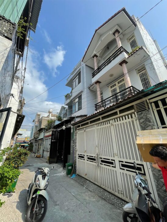 BÁN NHÀ 3 TẦNG 84m2 x 6m x HXH, NHỈNH 5 TỶ, KHU LÊ VĂN KHƯƠNG, Q.12