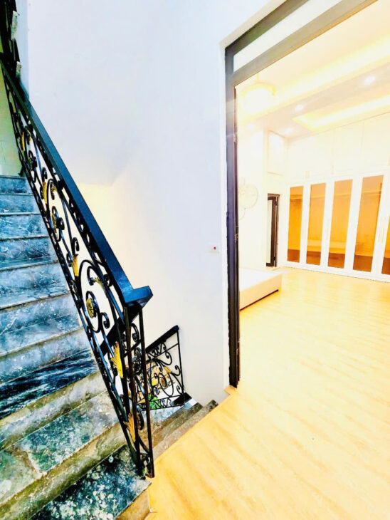 Nhà hiếm! Bán nhà 5 tỷ, ô tô đỗ cửa, Phố Đặng Tiến Đông, Zalo 0911911021