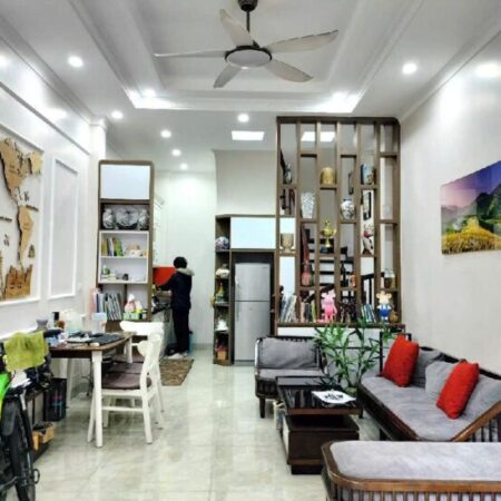 BÁN GẤP ! NHÀ HỒNG TIẾN, BỒ ĐỀ 47M2, 5 TẦNG, FULL NỘI THẤT, DÂN TRÍ CAO, Ô TÔ ĐỖ NGAY NHÀ