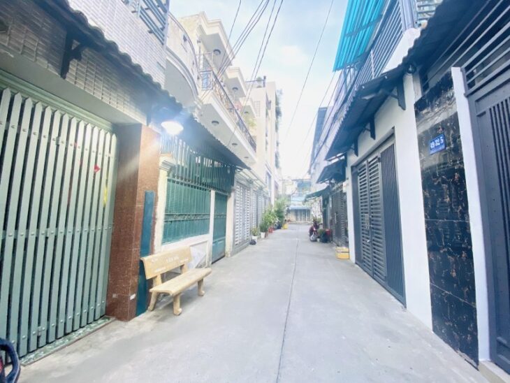 BÁN NHÀ LÔ GÓC 2 MẶT HẺM, HẺM XE TẢI, SÁT CHỢ, TRƯỜNG HỌC, DIỆN TÍCH 52M2, GIÁ CHỈ 5.6 TỶ.