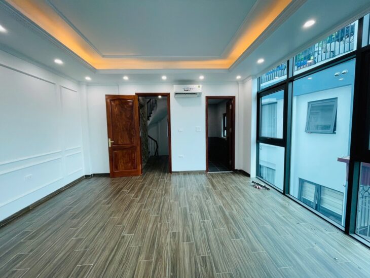 Cần bán gấp! Nhà Lạc Long Quân, Tây Hồ, lô góc, ô tô vào nhà, 60m2, MT 6.2m, 14 tỷ