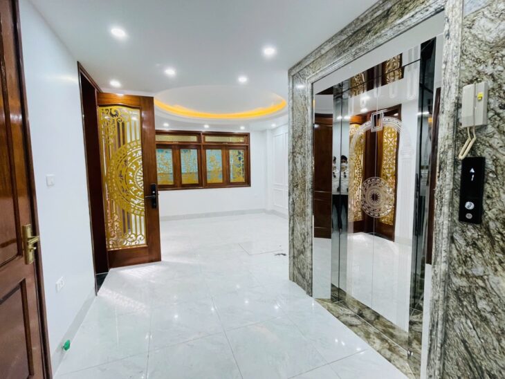 Cần bán gấp! Nhà Lạc Long Quân, Tây Hồ, lô góc, ô tô vào nhà, 60m2, MT 6.2m, 14 tỷ