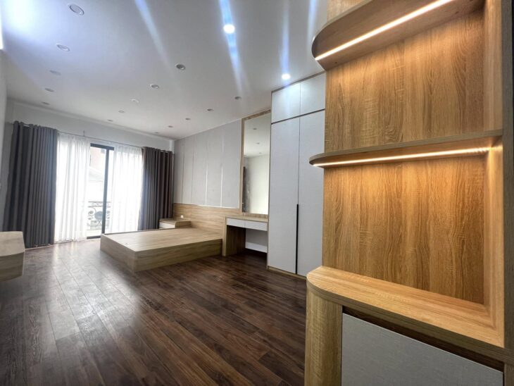 BÁN NHÀ ĐẸP PHÙNG CHÍ KIÊN, 6 TẦNG THANG MÁY, Ô TÔ VÀO NHÀ, GIÁ 15,7 TỶ