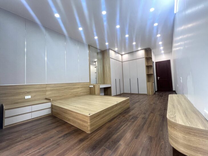 BÁN NHÀ ĐẸP PHÙNG CHÍ KIÊN, 6 TẦNG THANG MÁY, Ô TÔ VÀO NHÀ, GIÁ 15,7 TỶ