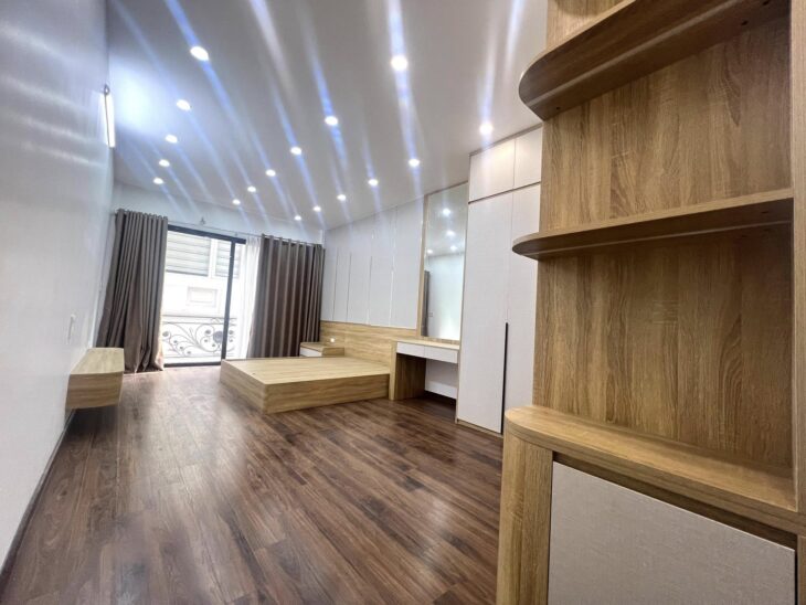 BÁN NHÀ ĐẸP PHÙNG CHÍ KIÊN, 6 TẦNG THANG MÁY, Ô TÔ VÀO NHÀ, GIÁ 15,7 TỶ