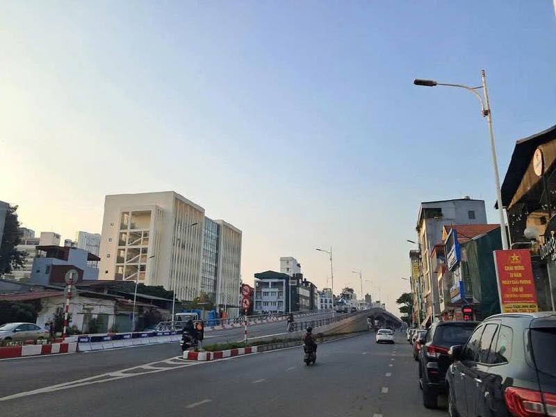 BÁN NHÀ PHỐ HOÀNG NHƯ TIẾP – Ô TÔ VÀO NHÀ – KINH DOANH TỐT – ĐỐI DIỆN NHÀ VĂN HÓA – NGÕ THÔNG SANG