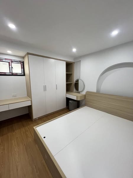 Tập thể phố 8/3, thông Minh Khai, mới kính koong, sử dụng 80m, 3 ngủ đủ công năng