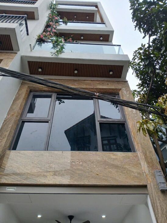 NHÀ ĐẸP XÂY MỚI – Ô TÔ TRÁNH – VÀO NHÀ – THANG MÁY – FULL NỘI THẤT – THẠCH BÀN