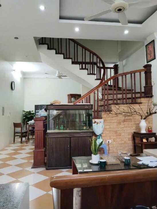 BÁN NHÀ PHỐ HOÀNG NHƯ TIẾP – Ô TÔ VÀO NHÀ – KINH DOANH TỐT – ĐỐI DIỆN NHÀ VĂN HÓA – NGÕ THÔNG SANG