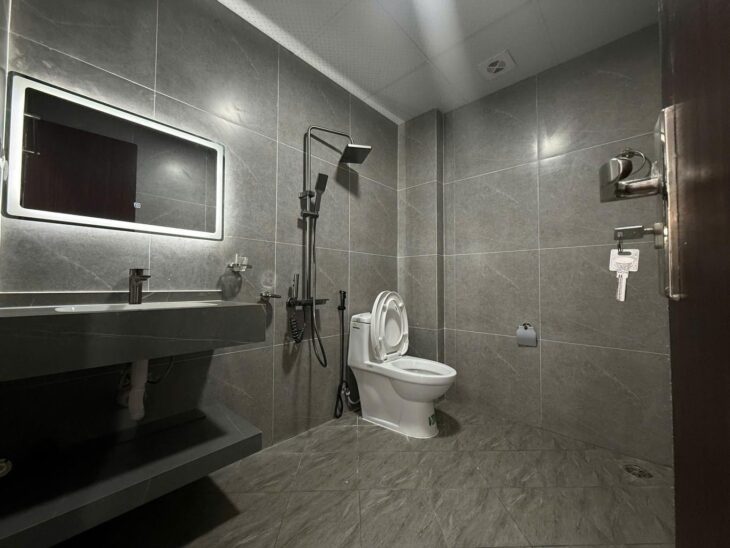 Cần bán nhà xây mới 5 tầng ngõ 250 Tân Mai, ngay ngã tư Tân Mai- Kim Đồng ngõ thông ô tô nhỏ qua nhà