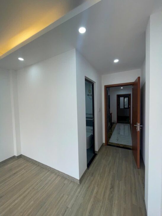 THANH AM – LONG BIÊN – NHÀ ĐẸP 6 TẦNG – THANG MÁY – CÁCH Ô TÔ TRÁNH 1 NHÀ – SỔ VUÔNG ĐẸP