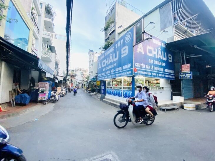 BÁN NHÀ LÔ GÓC 2 MẶT HẺM, HẺM XE TẢI, SÁT CHỢ, TRƯỜNG HỌC, DIỆN TÍCH 52M2, GIÁ CHỈ 5.6 TỶ.