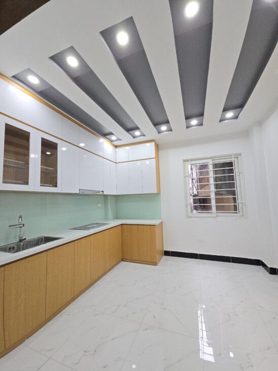 NHÀ ĐẸP NGÃ TƯ SỞ – 5 TẦNG MỚI Ở NGAY Ô TÔ GẦN HƠN 6 TỶ