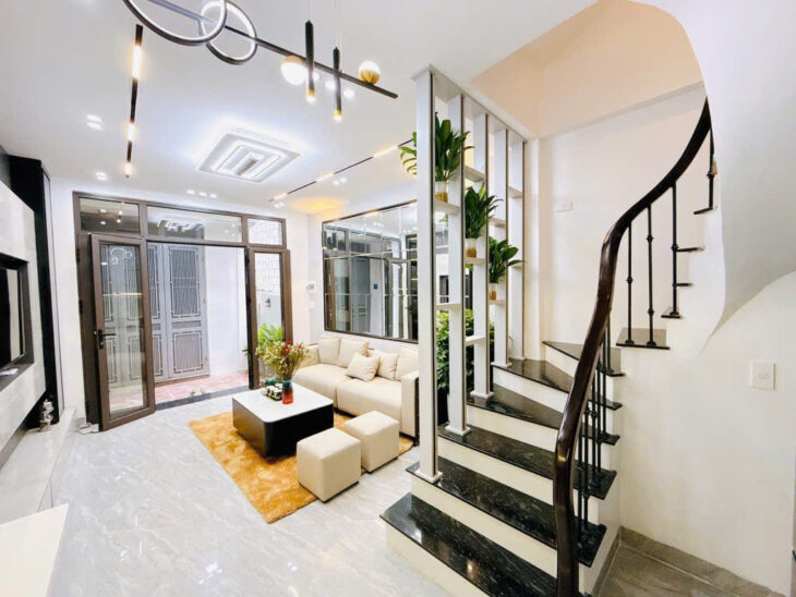 CHỈ 6.1 TỶ – SỞ HỮU NHÀ ĐẸP LUNG LINH 5 TẦNG TẠI CẦU GIẤY – FULL NỘI THẤT – NGÕ BA GÁC – Ở NGAY