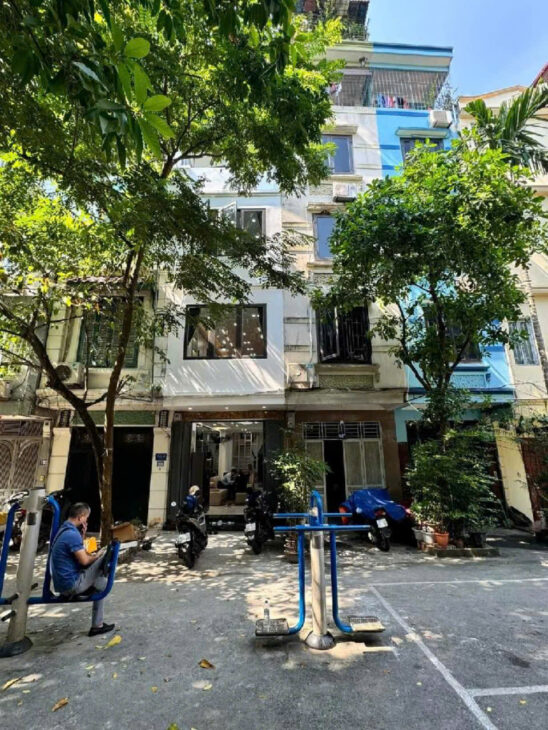 NHÀ ĐỨC GIANG, LONG BIÊN, VÀI BƯỚC RA Ô TÔ TRÁNH, DIỆN TÍCH RỘNG, NỞ HẬU 70M x 4T NHỈNH 6 TỶ