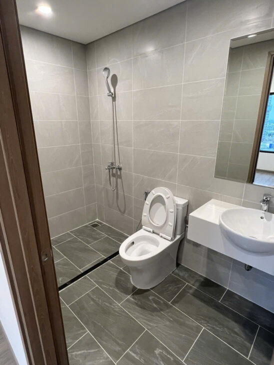 Chính chủ gửi bán gấp căn 2PN diện tích lớn GH, tầng vừa đẹp, view hồ bơi và vườn Nhật giá chỉ 3tỷ2