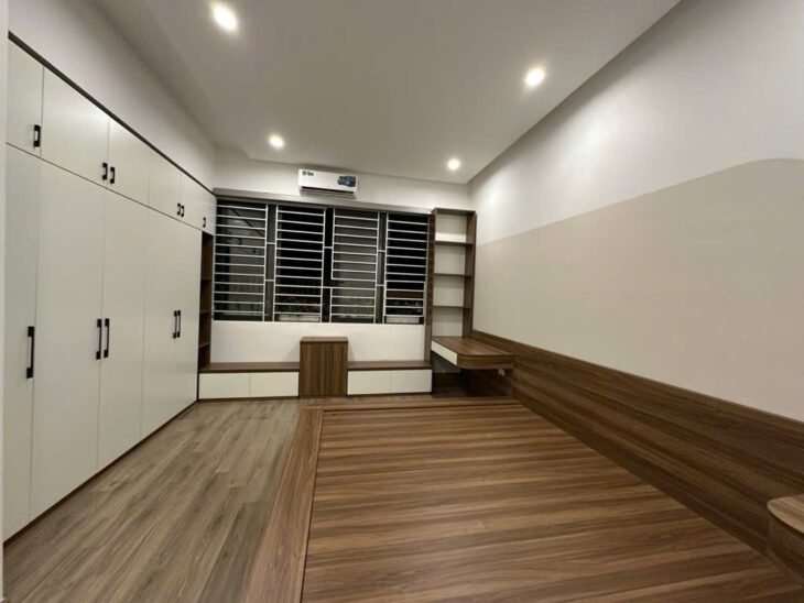 NHÀ ĐỨC GIANG, LONG BIÊN, VÀI BƯỚC RA Ô TÔ TRÁNH, DIỆN TÍCH RỘNG, NỞ HẬU 70M x 4T NHỈNH 6 TỶ