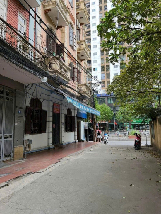 Bán Nhà MẠC THÁI TỔ – TRUNG KÍNH – PHÂN LÔ Vip – 2 MẶT NGÕ – Ô TÔ TRÁNH dừng đỗ vòng quanh. DT 80m