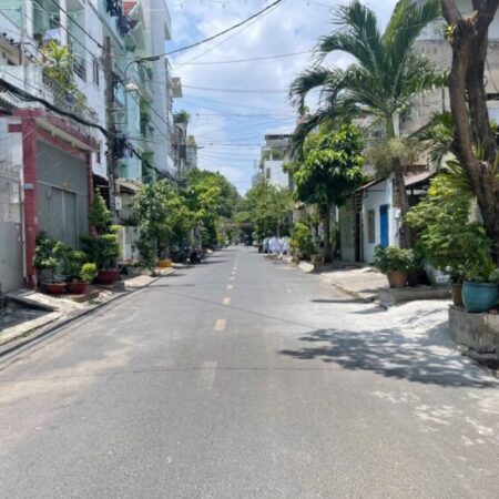 BÁN ĐẤT TẶNG NHÀ CẤP 4 ĐƯỜNG 6M Ô TÔ ĐẬU CỬA, GẦN SÂN BAY TIỆN DI CHUYỂN MÀ KHÔNG ỒN, LH 0965526259