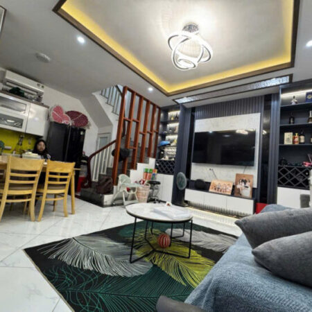 Bán nhà Hào Nam – 37m x 6 tầng lô góc 4 phòng ngủ rộng giá 7,5 tỷ