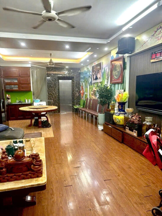 Khu đất dịch vụ Tây Nam Linh Đàm, đường ô tô tránh nhau, có vỉa hè rộng, kinh doanh sầm uất,