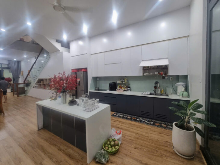 Bán nhà mặt phố Q.9, 112m², 4 tầng, 5PN, 13.9 tỷ, sổ hồng