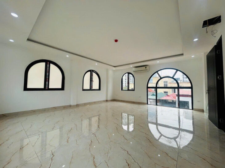 Bán toà nhà VP Nguyễn Chí Thanh – 85m x 7 tầng thang máy, ôtô đỗ cửa, MT 8m