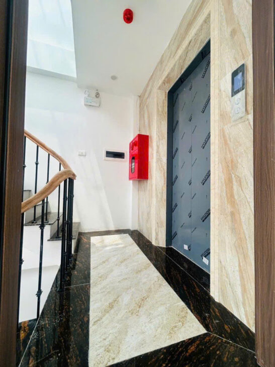 Bán toà nhà VP Nguyễn Chí Thanh – 85m x 7 tầng thang máy, ôtô đỗ cửa, MT 8m